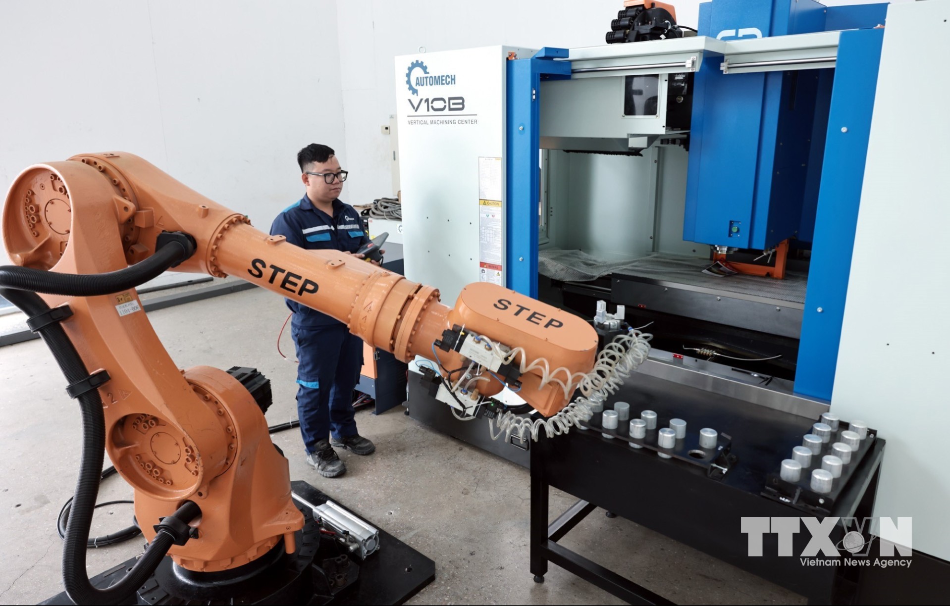 Sản phẩm robot cho ngành cơ khí chế tạo của Automech. (Ảnh: Trần Việt/TTXVN)